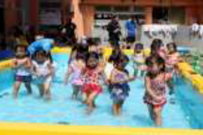 写真：水遊び（7・8月）